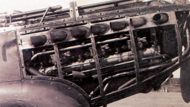 Раскапотированный двигатель ВК-107.jpg